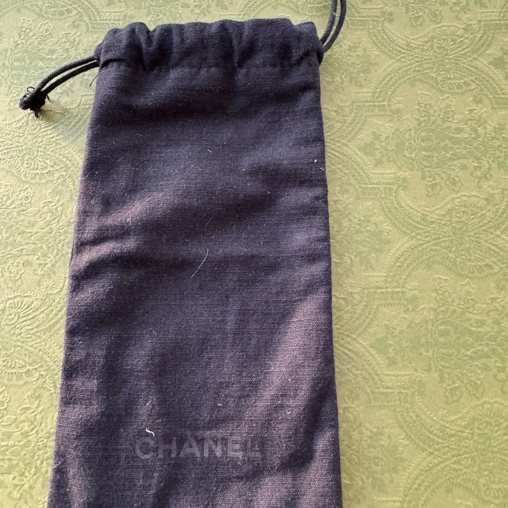 - Pre-loved Chanel sunglasses pouch. Pet & smoke free environment, no odor.